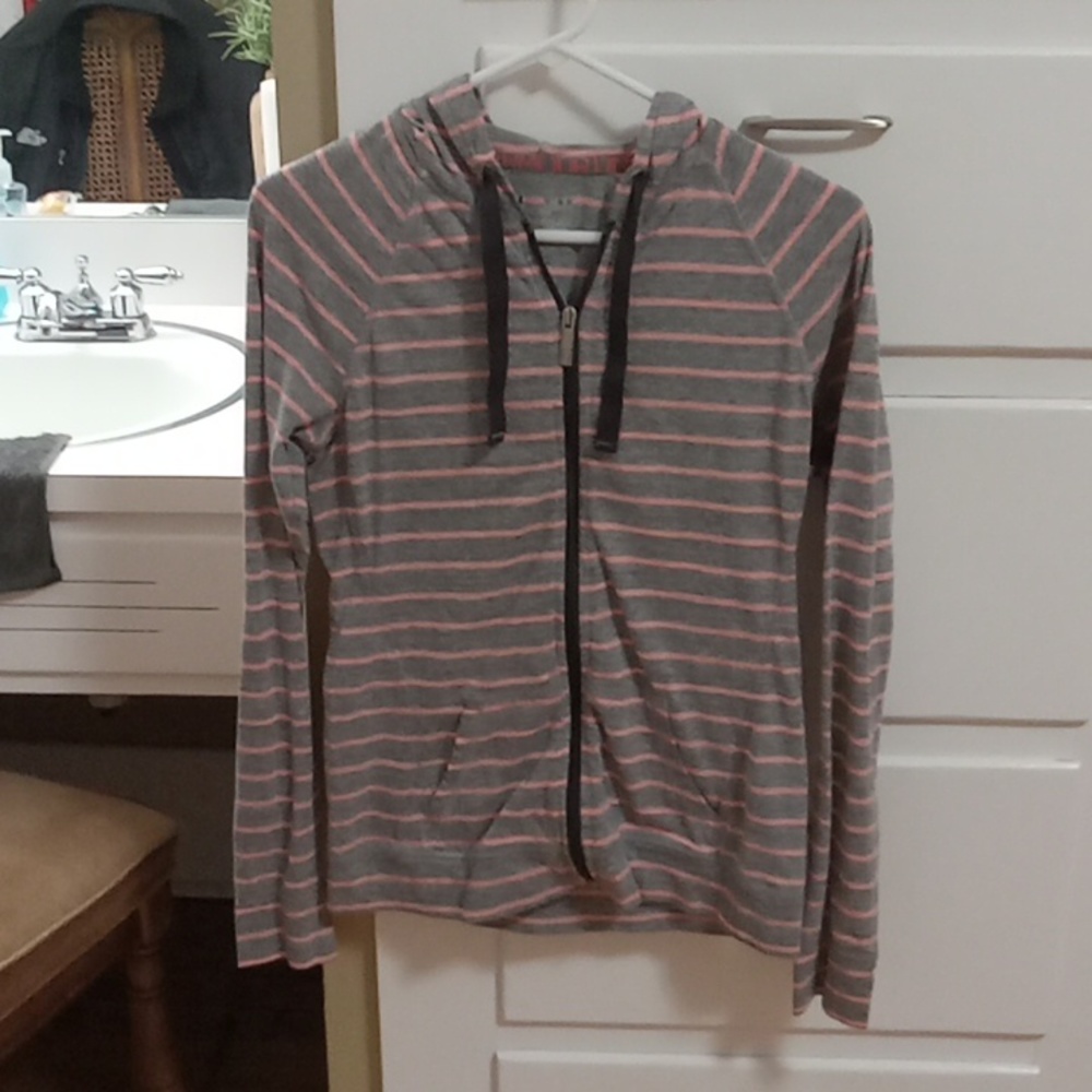 Very nice, gently used Under Armour semi-fitted lightweight jacket.